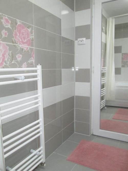 Apartament Sarra ทาร์โกวิชเต ภายนอก รูปภาพ